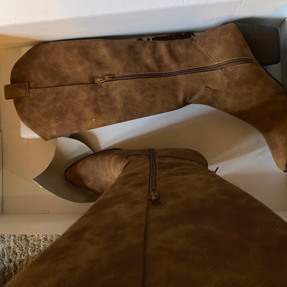 BRAND NEW BOOTS - Picture 3 of 3